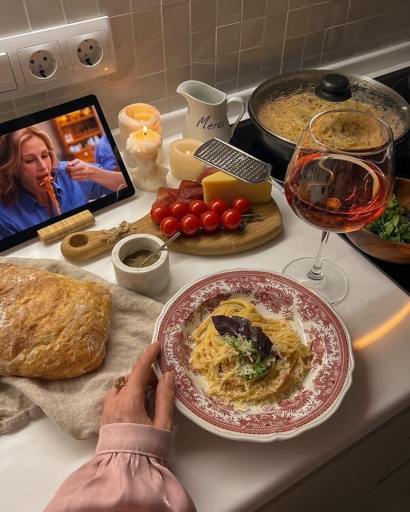 Можно есть прямо в постели и плакать над фильмом, не стесняясь никого.