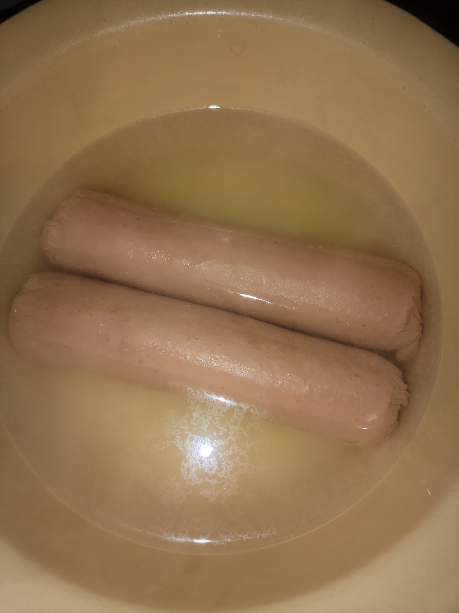 Сосиски при спокойном кипении не более двух минут