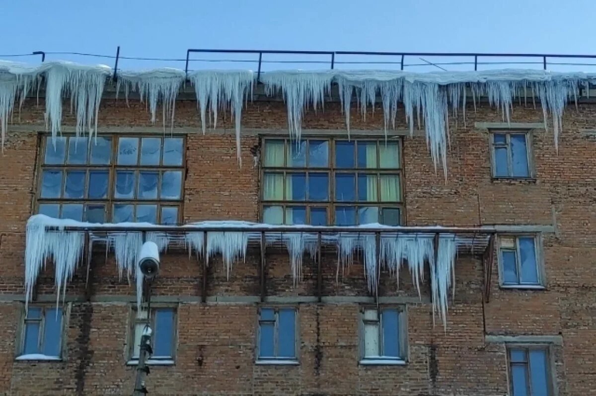    Туляки жалуются на свисающие над головами сосульки