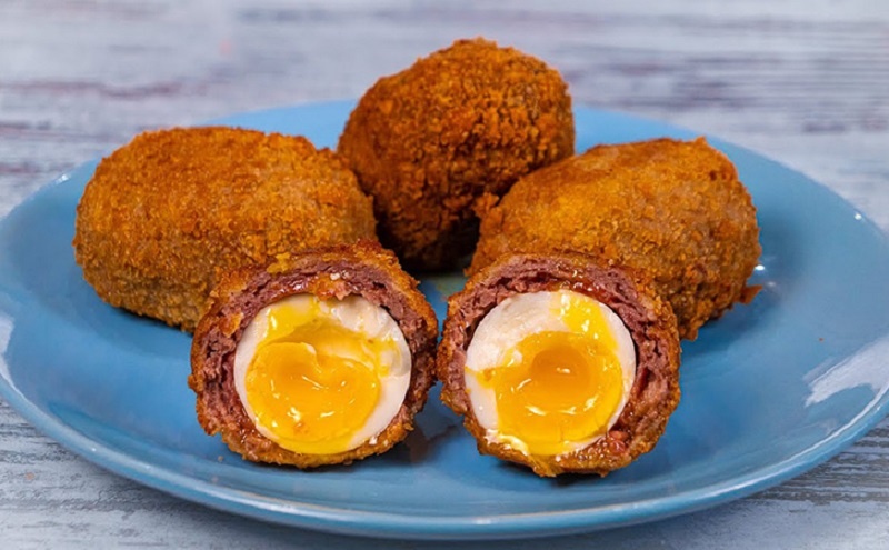 Сытный завтрак с новой идеей: яйца в мясной шубке и панировке