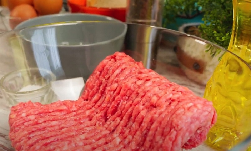 Сытный завтрак с новой идеей: яйца в мясной шубке и панировке