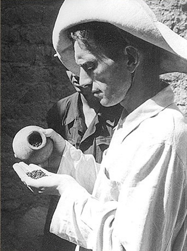 Борис Пиотровский с найденным кувшином с зерном. 1940-е. Источник