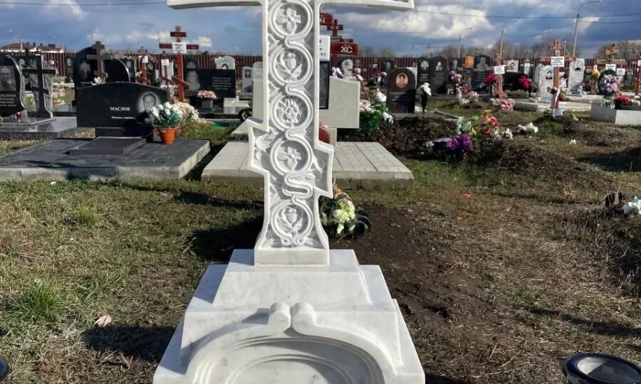 Резные кресты на могилу из мрамора и гранита