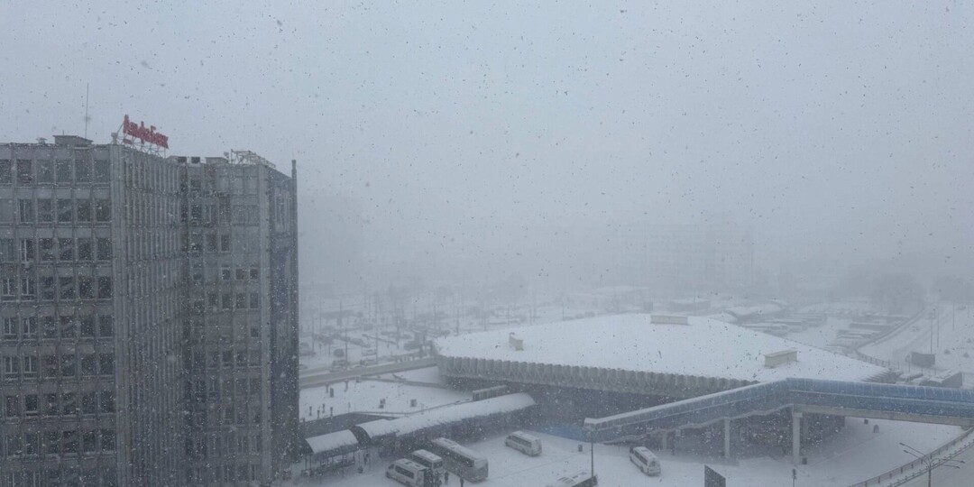 В снежном плену: Ростов утопает в снегу и застрял десятибалльных пробках