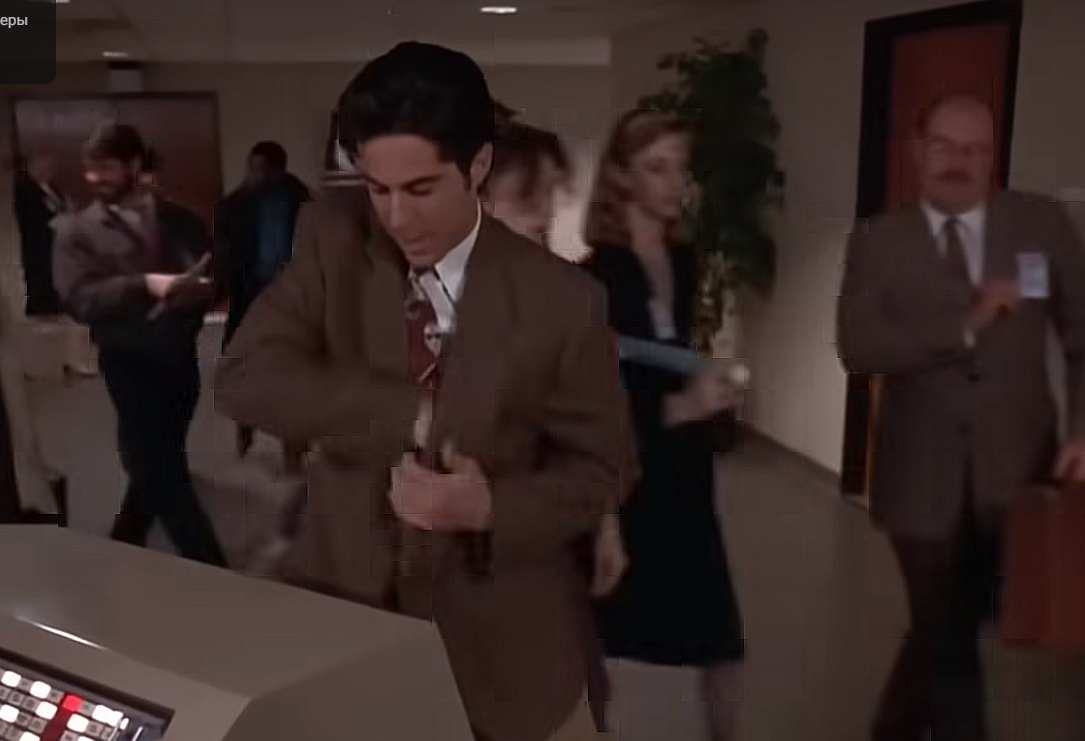 Барри Томас - опаздывает каждый день, в делах у него - завал, на столе - и подавно. А ещё, он робеет подойти к девушке, которая ему нравится (с) Кадр из фильма