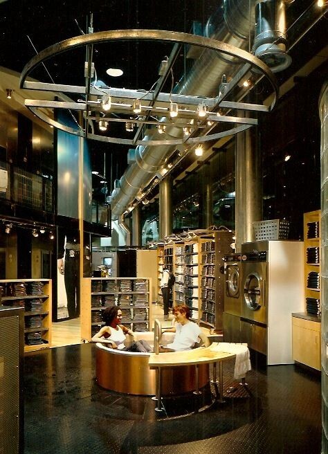 В конце 90-х  во флагманском магазине Levi’s в Сан-Франциско даже стояла ванна, куда клиенты ложились прямо в свежекупленных штанцах, а потом расхаживали по залу, пока те не высохнут. 