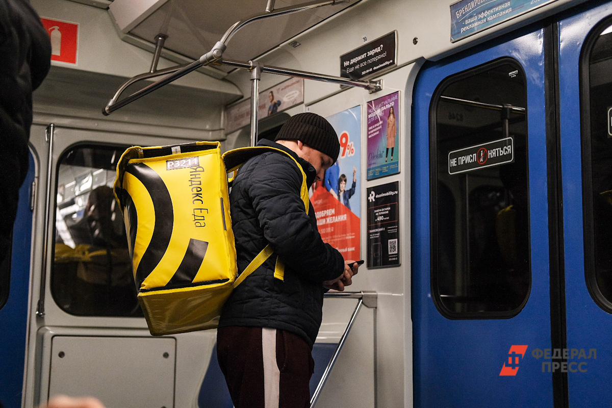 В Петербурге курьер забрал заказ из ресторана и исчез.  Фото: Полина Зиновьева