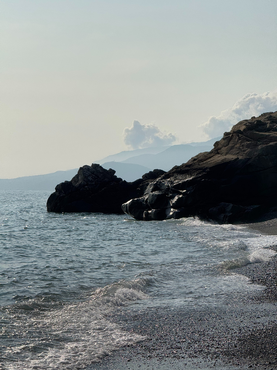 Галька и каменные скалы - одни из самых отличительных атрибутов на Южном берегу Крыма. 