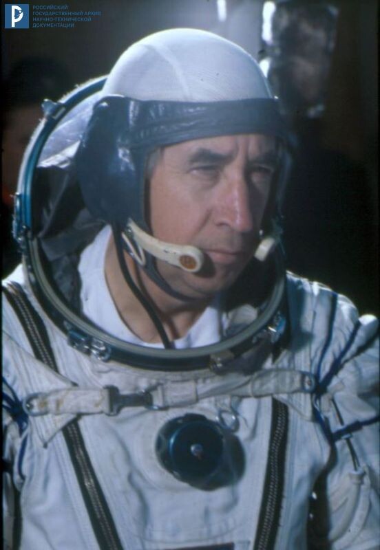 Космонавт К.П. Феоктистов в скафандре. Звездный городок, 1964 г. РГАНТД. Арх. № Д0-1397 цв.