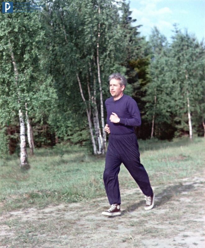 Космонавт К.П. Феоктистов во время физической подготовки. Звездный городок, 1964 г. РГАНТД. Арх. № 0-619 цв.