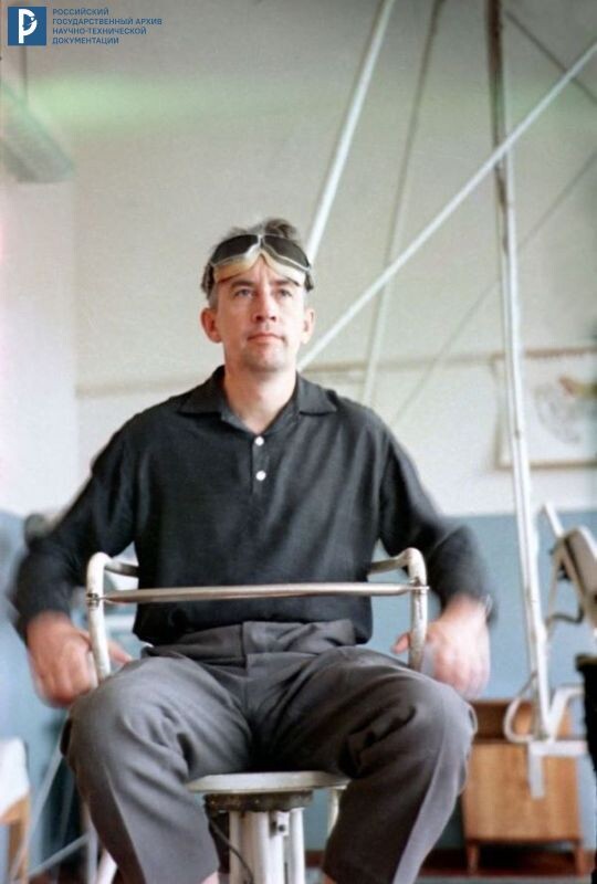 Космонавт К.П. Феоктистов во время тренировки вестибулярного аппарата на вращающемся кресле. Звездный городок, 1964 г. РГАНТД. Арх. № 0-1435 цв.