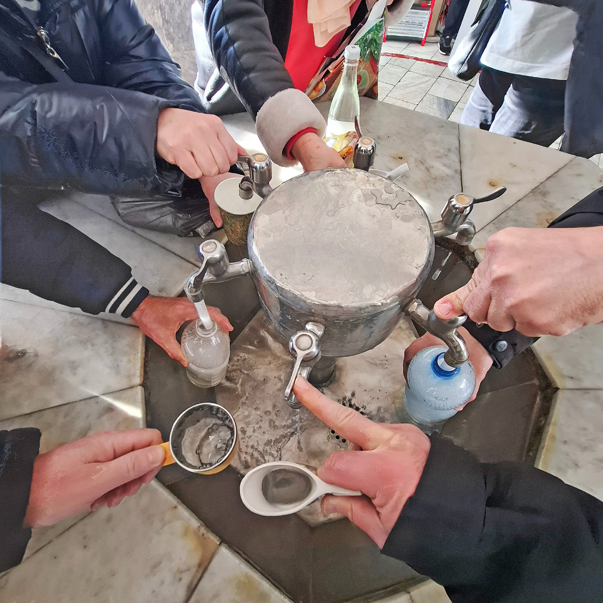 Смирновский источник у подножия Железной горы. Температура воды +37. Фото автора. Листайте карусель, там состав.