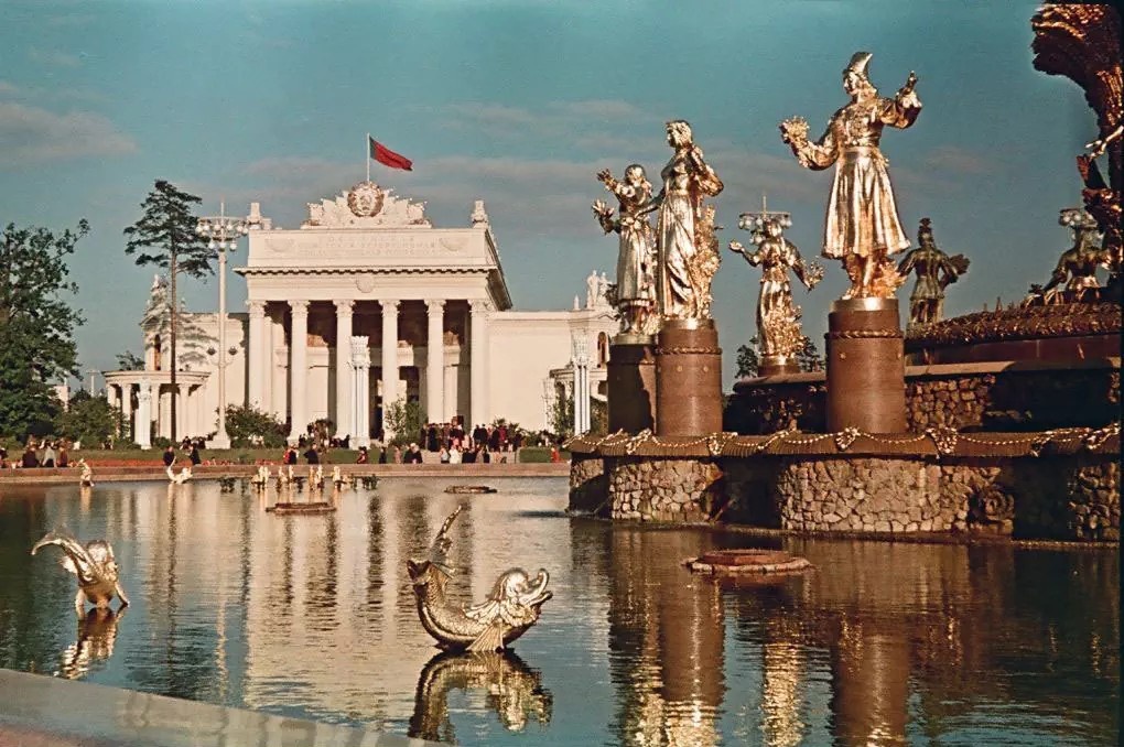 1. ВДНХ. Фонтан Дружба Народов, старая фотография. Из открытых источников в сети.