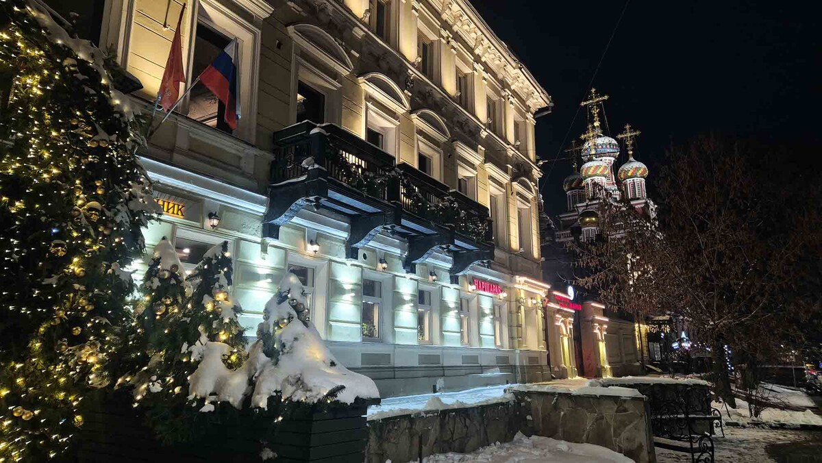 Свой рассказ о заведениях главной ресторанной улицы Нижнего Новгорода я начинаю с ресторана современной русской кухни Yale. Здесь стоит побывать не только ради еды, но и ради интерьера. Старая усадьба хранит фрагменты роскошного купеческого убранства. Таким Нижний был по времена знаменитой Нижегородской ярмарки