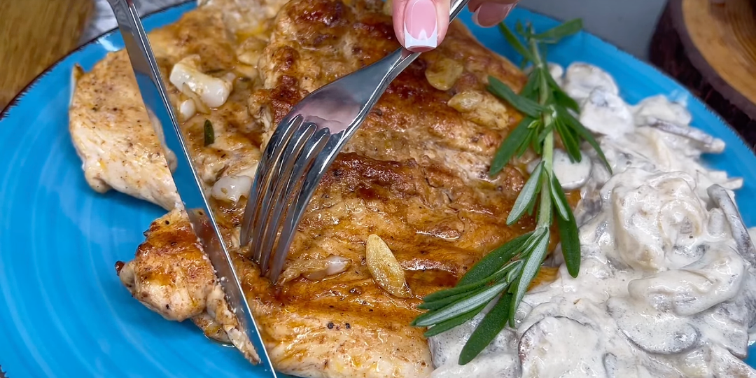 Этот рецепт стал хитом среди моих знакомых: готовлю его просто-просто и полдня у плиты не стою. Курочка "По-деревенски"