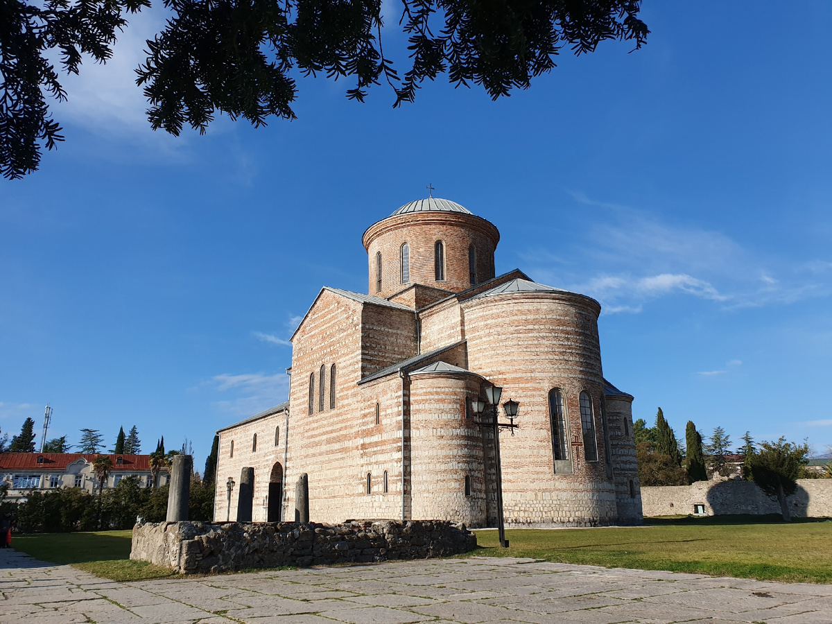 Старинный собор в Пицунде.