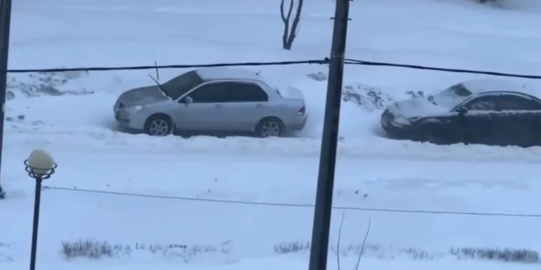 Сквозь высокие сугробы пробирался курьер к липчанам