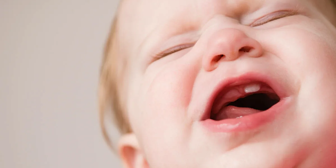 Прорезывание зубов у детей: полный гид от «слюнявого» старта до зубастого финиша