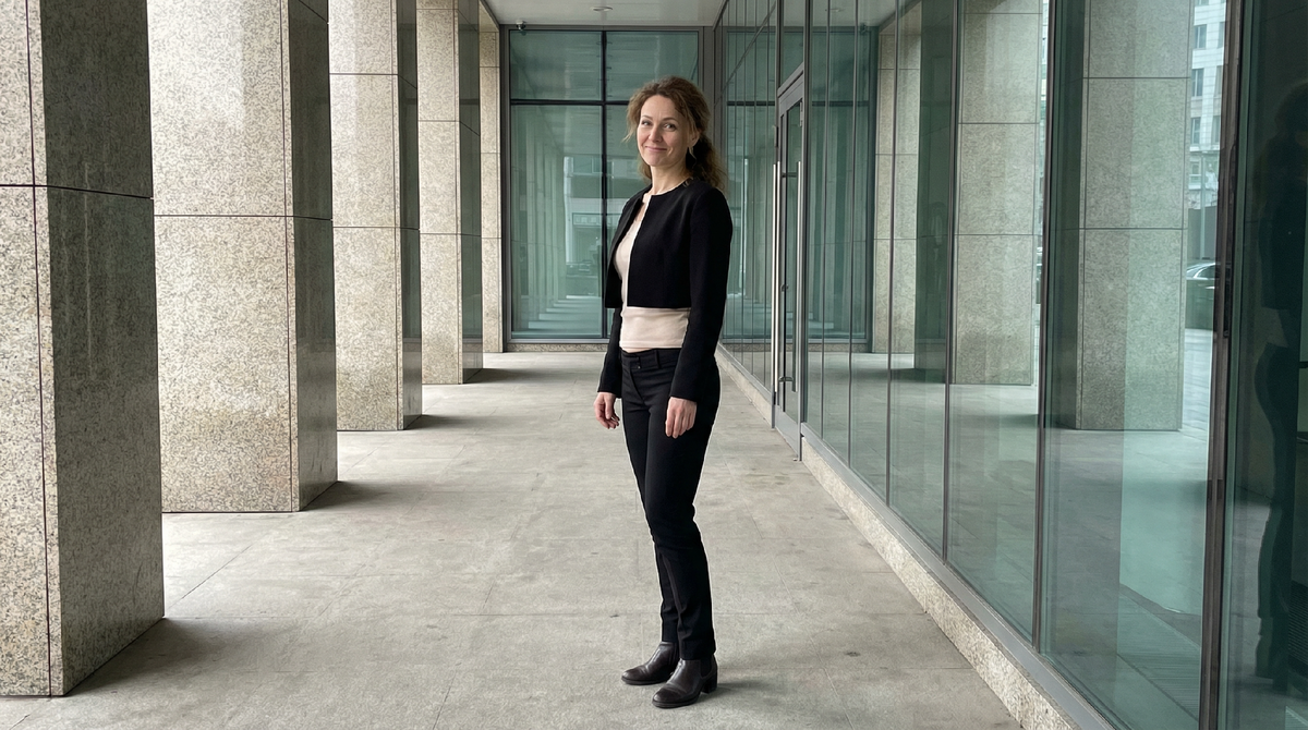 ❌ Ошибка: слишком короткий жакет без структуры плюс низкая посадка - горизонталь режет торс.