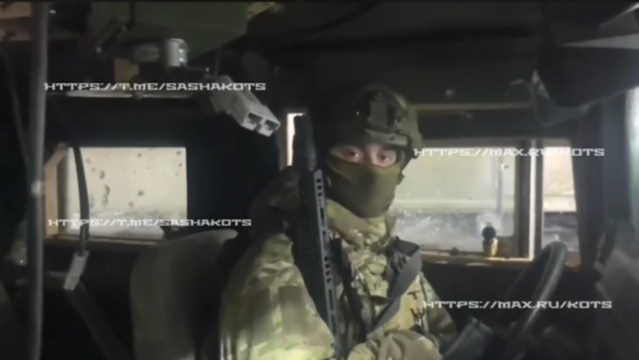 Морпех без прав в салоне трофейного американского подарочка ВСУ. Скриншот с тг-канала "Kotsnews"