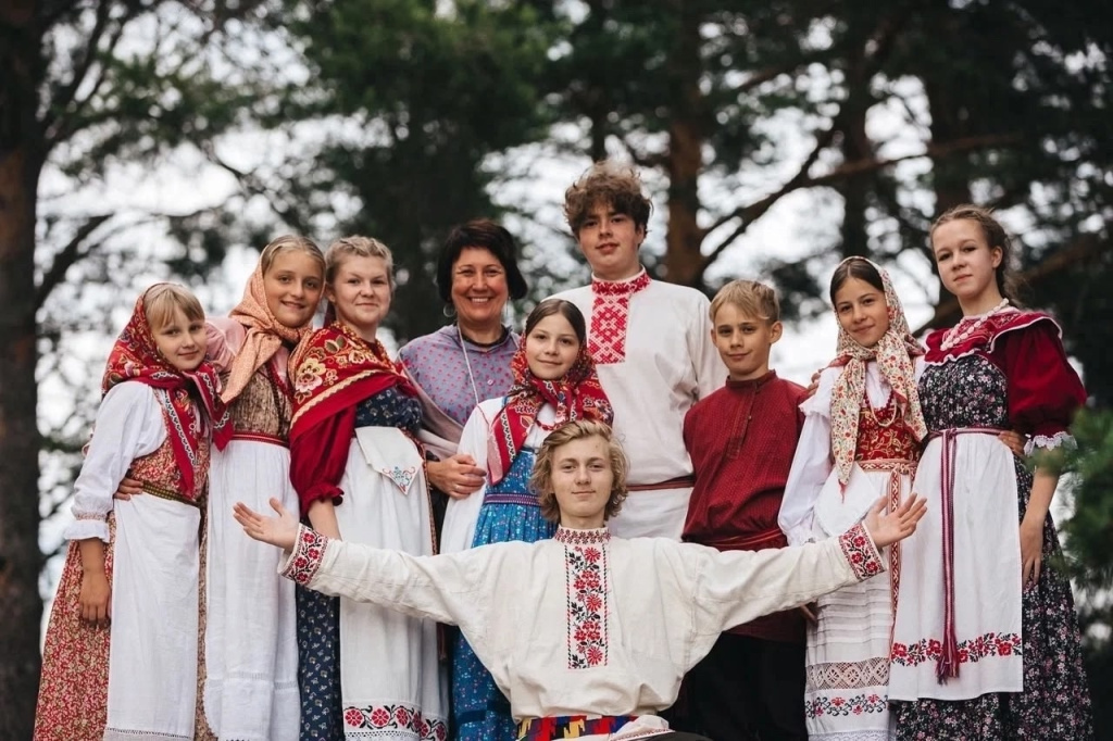 Участники семейного клуба "Основа" (средний состав). Педагог Татьяна Кузьмина.