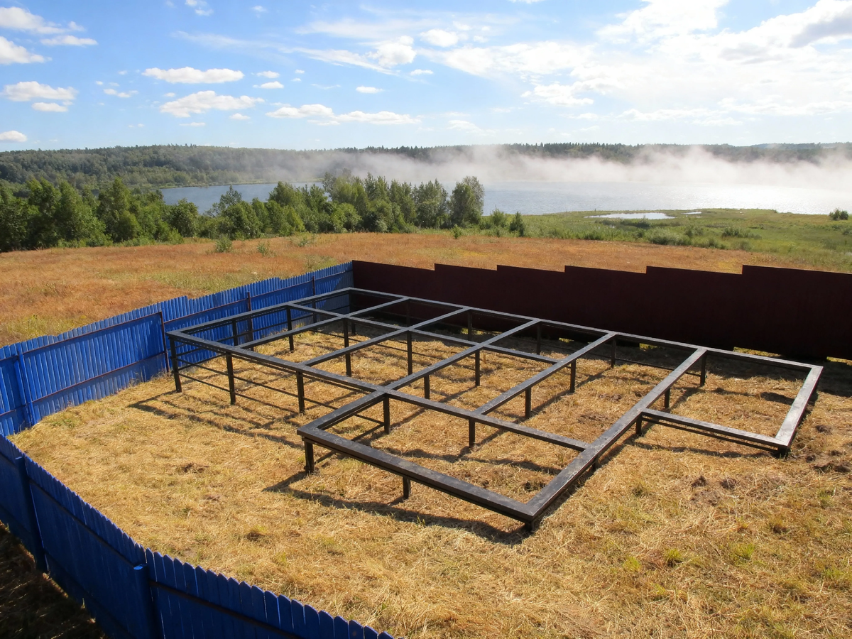 ««Дёшево и сердито» — сказала ему первая строчка в коммерческом предложении. «Дорого и обидно» — показала последняя строчка в полном расчёте. Урок, который лучше выучить на бумаге, а не на участке. 📄⚡»