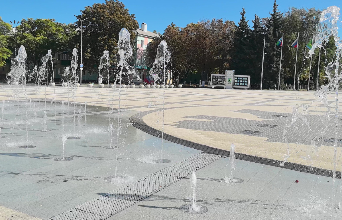 Фонтан на площади в Губкине