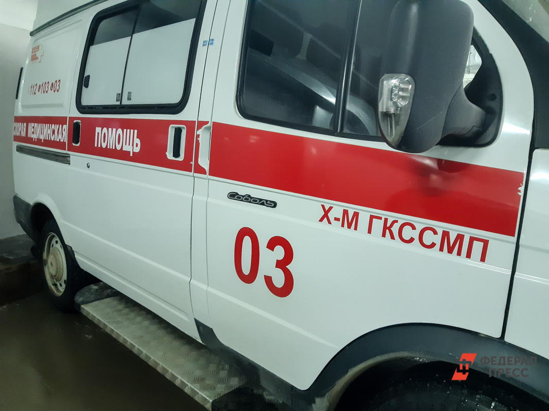 Машина скорой помощи не смогла подъехать ко входу в больницу.  Фото: Дарья Сеймовская