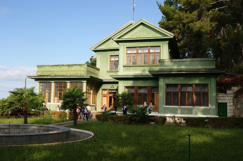 Дача Сталина "Холодная речка" (фото отсюда https://fototerra.ru/)