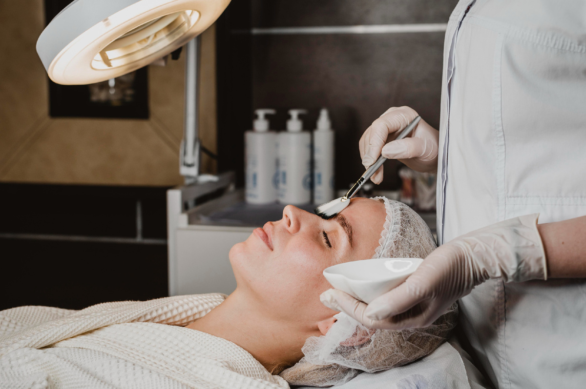 Изображение от freepik: https://ru.freepik.com/free-photo/side-view-young-woman-getting-face-skin-treatment-spa_12112087.htm#fromView=search&page=2&position=47&uuid=45c5ad63-4431-4d76-86d6-2a79faa1a4c5&query=нанесение+химического+пилинга+на+кожу+