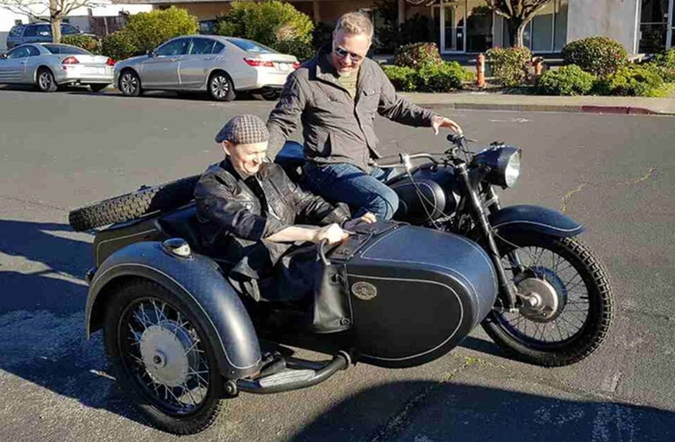    Оренбуржцу пришлось пролететь 10 000 километров, чтобы выручить свой подарок. Фото: соцсети