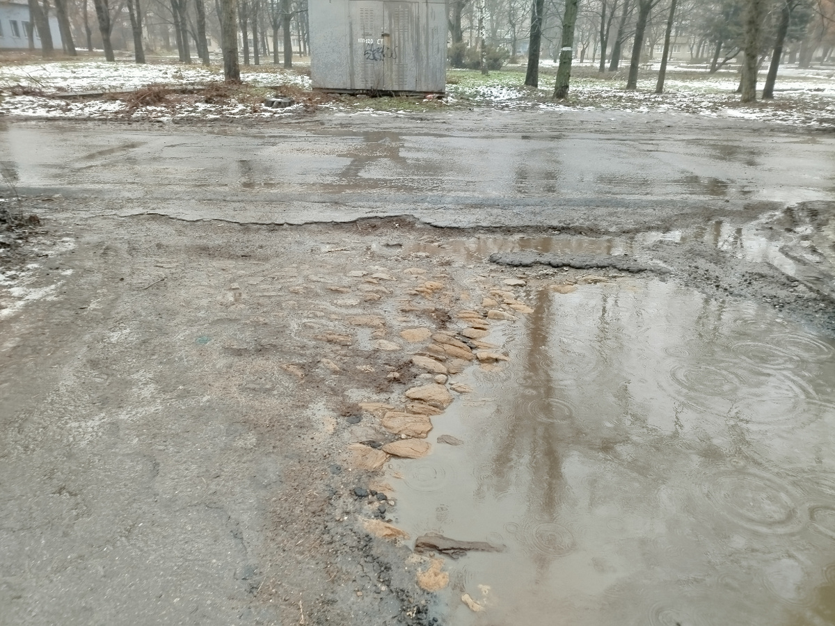 В некотоых местах Донецка из-под асфальта выглядывают старинные мостовые.