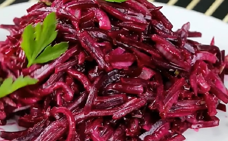 Витаминный свекольный салат на каждый день: полезный обед за пять минут и ни дня без свежести