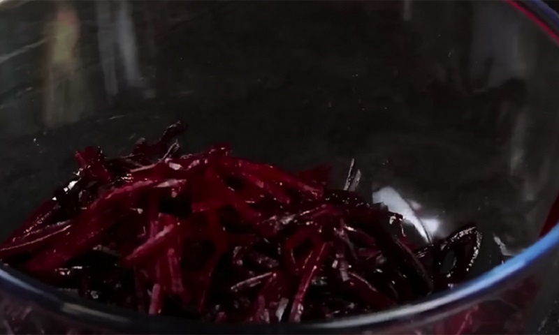 Витаминный свекольный салат на каждый день: полезный обед за пять минут и ни дня без свежести