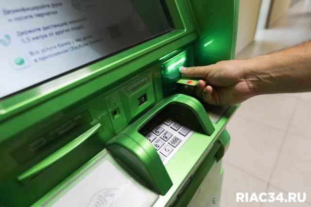 Волгоградцам начнут блокировать банковские карты Visa и Mastercard