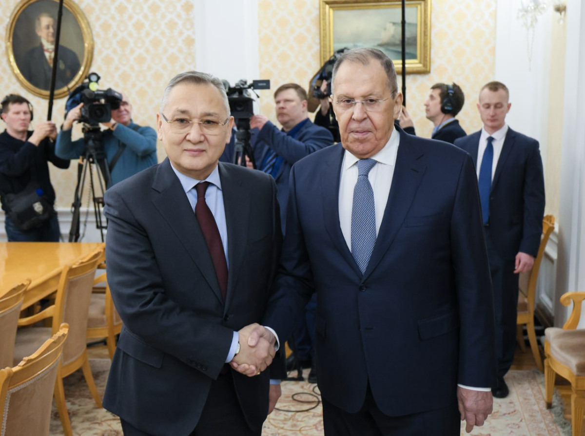   Таалатбек Масадыком (слева) и Сергей Лавров (справа). Источник фото: пресс-служба ОДКБ.