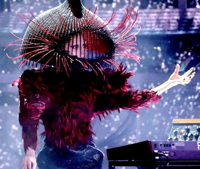 Летят на катере к такой-то матери! - Вот что приходит на ум, когда смотришь наряды с премии Грэмми!