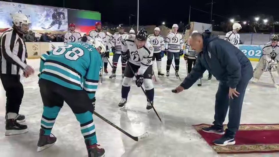    Сергей Меликов дал старт турниру «Хоккей на высоте» символическим вбрасыванием шайбы. Фото: администрация главы РД