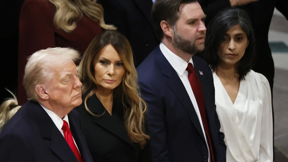 Президент Трамп и его "вице" (Вэнс)  с супругами