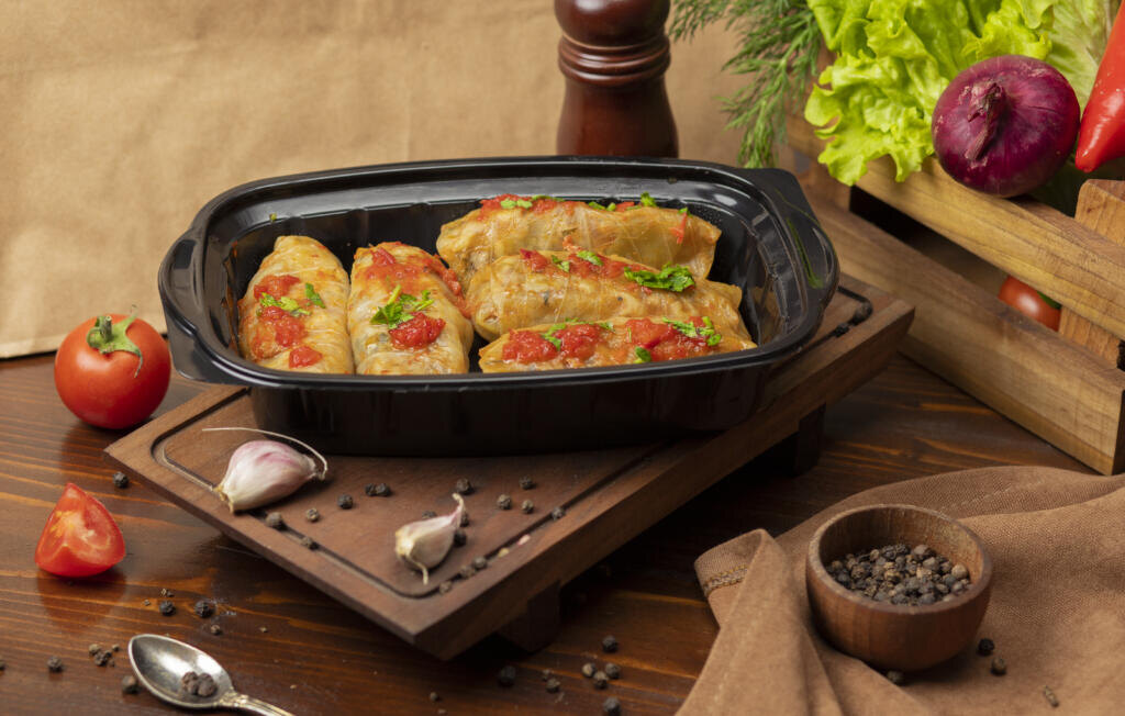    Kelem dolmasi, cabbage leaves stuffed with meat takeaway. image Журналист