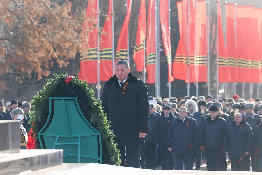    Венок к Вечному огню возложил губернатор Андрей Бочаров. Фото: Администрация Волгоградской области