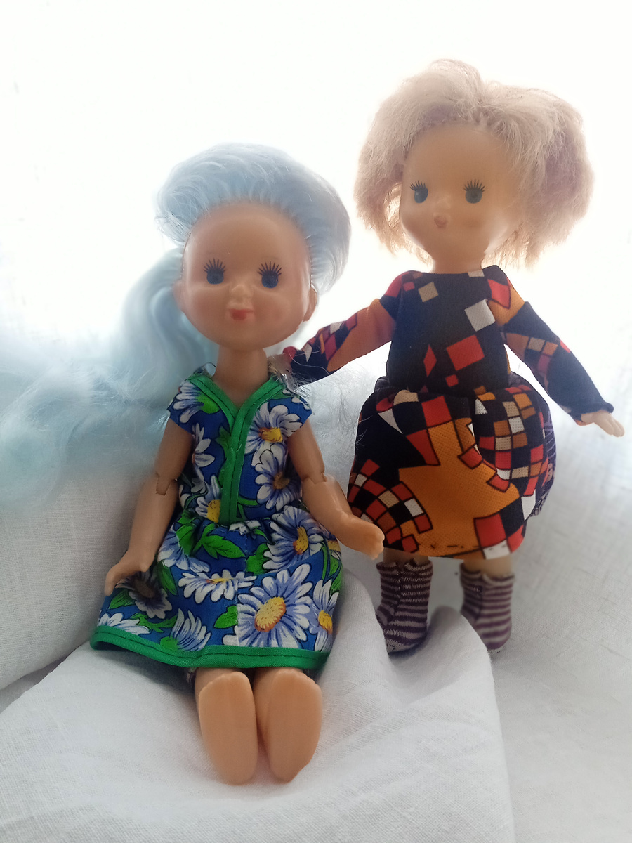 Мальвина с Ирой радуются нарядам. Фото автора.