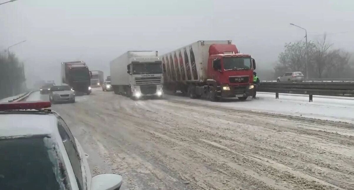    Ни проехать, ни пройти: участок М-4 «Дон» в Аксайском районе парализовал снегопад   Госавтоинспекция по Ростовской области
