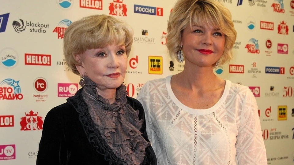 «Жизнь была ко мне добра»: Юлия Меньшова трогательно почтила память Веры Алентовой спустя 40 дней с её смерти