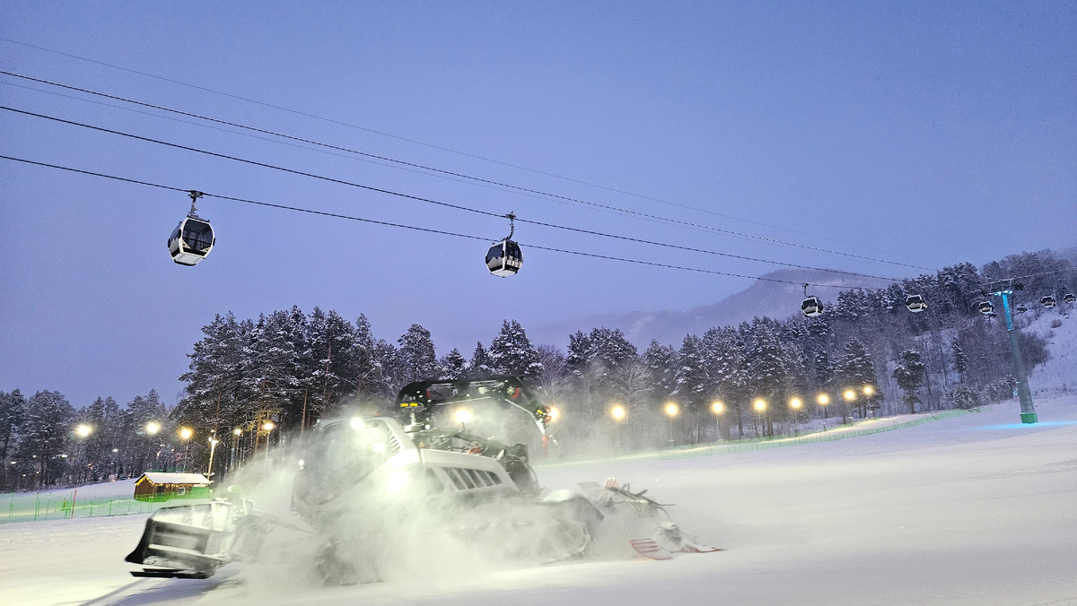Во время перерыва идет подготовка трасс к вечернему катанию