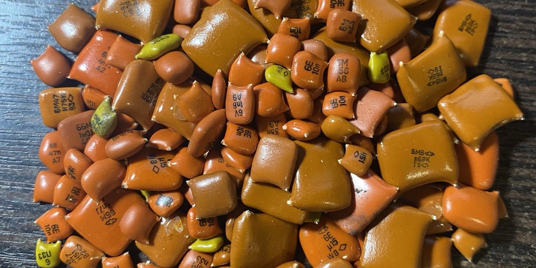 Самые дорогие конденсаторы КМ в скупке по цене до 200 000 рублей. Имеет ли значение цвет конденсатора КМ