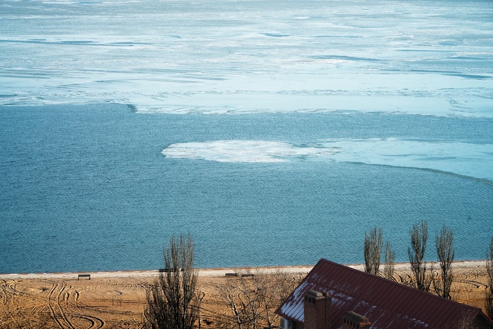    По словам ученых, эпицентр землетрясения находился в земле под Азовским морем, где-то в 80 км от Керчи. Андрей Иванов.