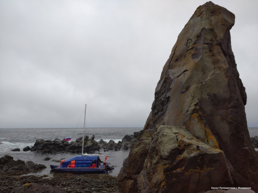 Разумеется, от сильного шторма это укрытие не спасёт. Скорее, наоборот, оно превратится в ловушку.