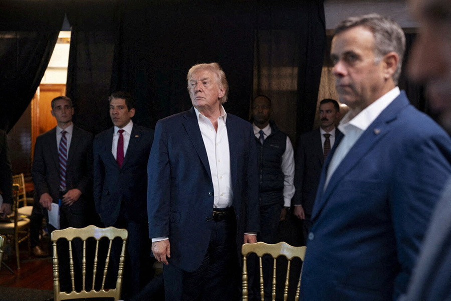 Дональд Трамп и члены его  администрации наблюдают за операцией в Венесуэле «Абсолютная решимость». На фотографии — Д. Трамп, госсекретарь США Марко Рубио, министр войны Пит Хегсет и глава ЦРУ Джон Рэтклифф.