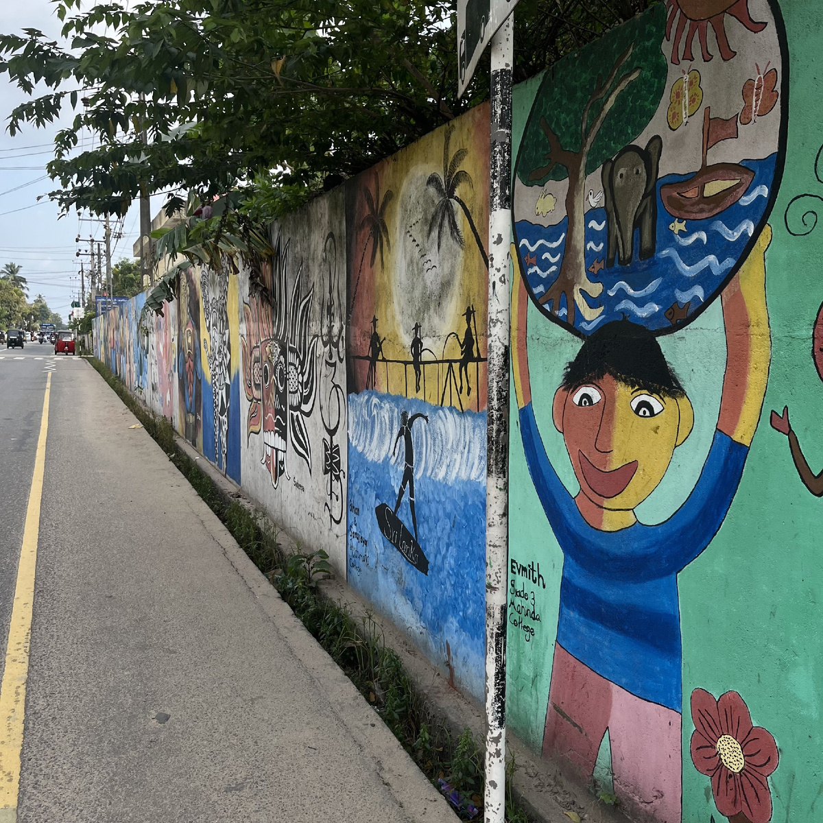 Стена граффити вдоль Galle Road - солнце, море, счастливые люди и мир во всем мире. Фото автора